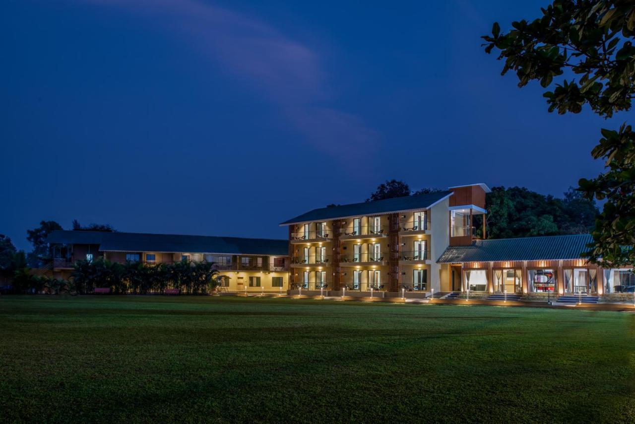 Paramount Riverfront Resort & Spa, Karjat Bagian luar foto